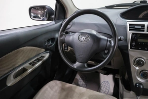 Седан Toyota Yaris 2007 года, 559000 рублей, Новокузнецк