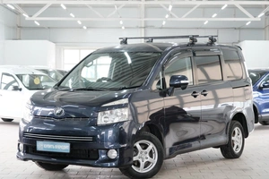 Минивэн Toyota Voxy 2008 года, 1179000 рублей, Омск