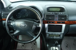 Седан Toyota Avensis 2004 года, 749000 рублей, Омск
