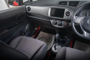 Хетчбэк Toyota Vitz 2013 года, 1099000 рублей, Томск