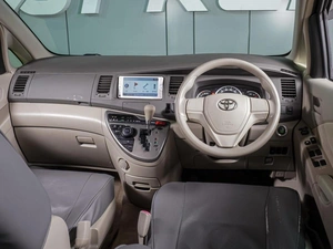 Минивэн Toyota Isis 2013 года, 1184000 рублей, Воронеж
