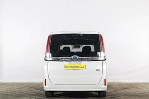 Минивэн Toyota Noah 2018 года, 2529000 рублей, Тюмень