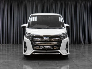 Минивэн Toyota Noah 2018 года, 2407000 рублей, Тюмень