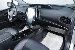 Хетчбэк Toyota Prius PHV 2017 года, 2449000 рублей, Челябинск