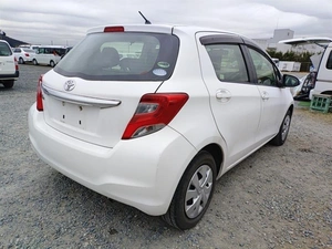 Хетчбэк Toyota Vitz 2015 года, 660000 рублей, Красноярск