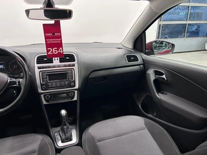 Седан Volkswagen Polo 2015 года, 1149000 рублей, Красноярск