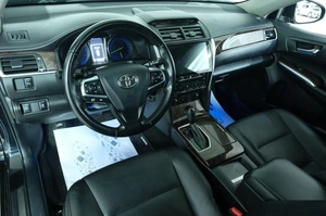 Седан Toyota Camry 2017 года, 2489000 рублей, Омск