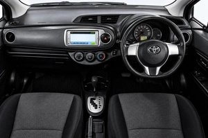 Хетчбэк Toyota Vitz 2013 года, 799000 рублей, Челябинск