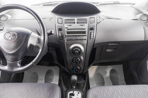 Хетчбэк Toyota Yaris 2009 года, 489000 рублей, Барнаул