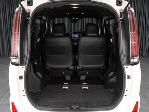 Минивэн Toyota Noah 2018 года, 2407000 рублей, Тюмень