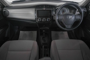 Седан Toyota Corolla Axio 2013 года, 889000 рублей, Кемерово