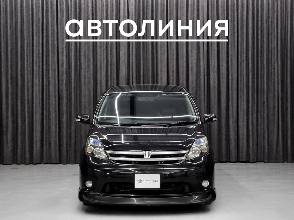 Минивэн Toyota Isis 2012 года, 1270000 рублей, Красноярск