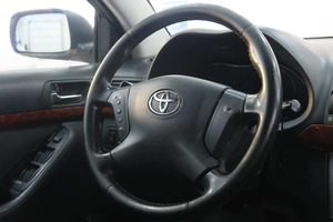 Седан Toyota Avensis 2004 года, 769000 рублей, Омск