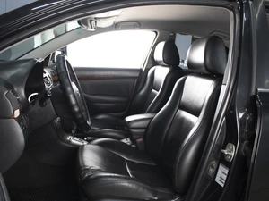 Седан Toyota Avensis 2005 года, 850000 рублей, Омск