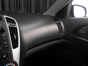 Хетчбэк Kia Ceed 2011 года, 717000 рублей, Тюмень