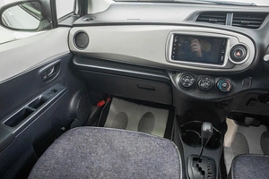 Хетчбэк Toyota Vitz 2013 года, 889000 рублей, Барнаул