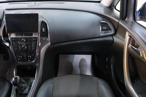 Хетчбэк Opel Astra 2011 года, 779000 рублей, Омск