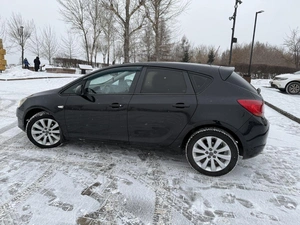 Хетчбэк Opel Astra 2011 года, 715000 рублей, Красноярск