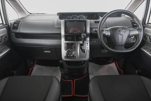 Минивэн Toyota Voxy 2013 года, 2069000 рублей, Кемерово