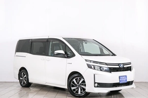 Минивэн Toyota Voxy 2015 года, 1679000 рублей, Красноярск
