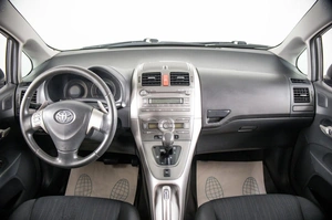 Хетчбэк Toyota Auris 2009 года, 609000 рублей, Пермь