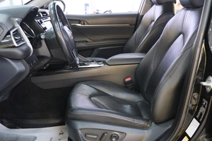 Седан Toyota Camry 2018 года, 2399000 рублей, Омск