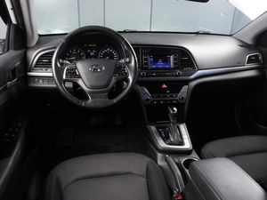 Седан Hyundai Elantra 2017 года, 1309000 рублей, Красный Пахарь