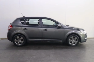 Хэтчбек Kia Ceed 2010 года, 770000 рублей, Брянск
