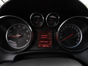 Хетчбэк Opel Astra 2012 года, 819000 рублей, Саратов