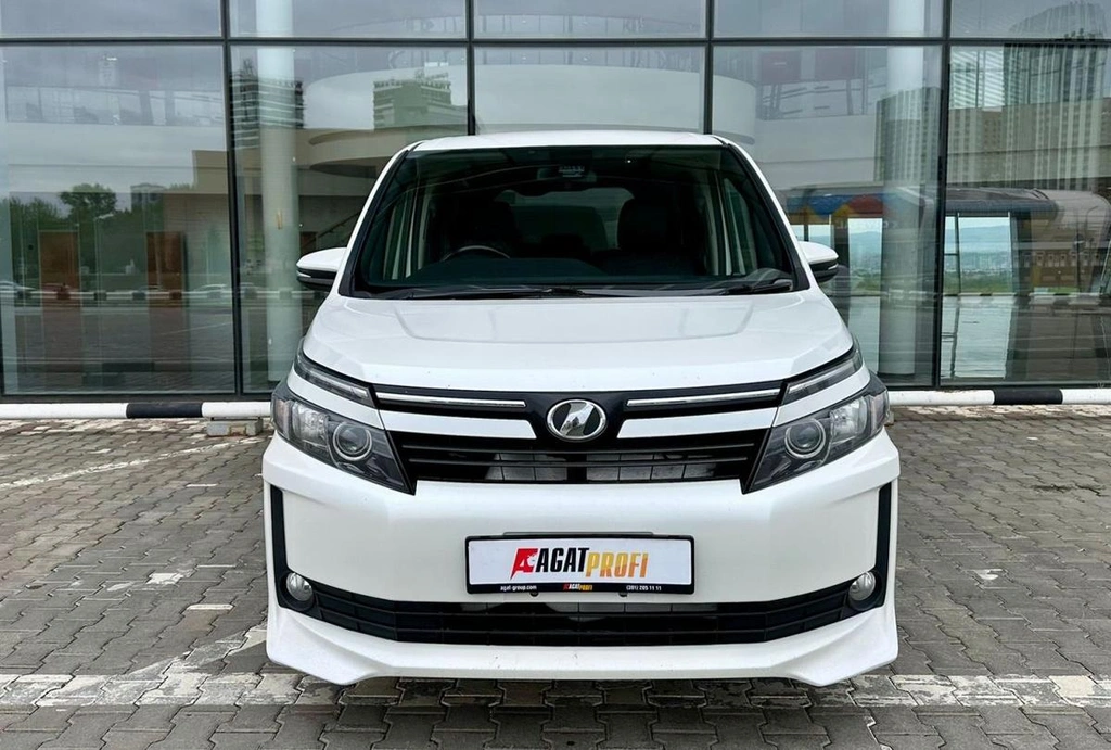 Минивэн Toyota Voxy 2017 года, 1720000 рублей, Красноярск