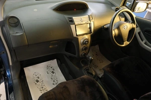 Хетчбэк Toyota Vitz 2005 года, 489000 рублей, Омск