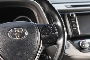 Внедорожник Toyota RAV4 2017 года, 2639000 рублей, Новосибирск