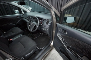 Минивэн Toyota Isis 2011 года, 1149000 рублей, Красноярск