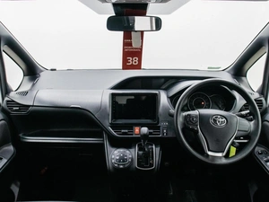 Минивэн Toyota Noah 2018 года, 2490000 рублей, Красноярск
