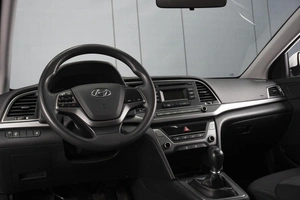 Седан Hyundai Elantra 2017 года, 1340000 рублей, Омск