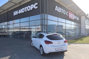 Хэтчбек Opel Astra 2013 года, 920000 рублей, Мирное
