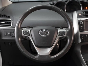 Минивэн Toyota Verso 2013 года, 1210000 рублей, Омск