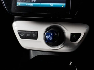 Хетчбэк Toyota Prius PHV 2017 года, 1697000 рублей, Тюмень