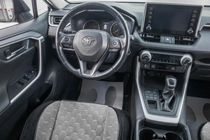Внедорожник Toyota RAV4 2019 года, 3489000 рублей, Барнаул