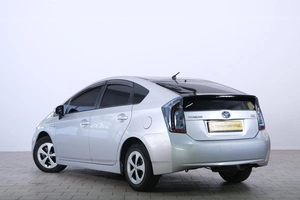 Лифтбек Toyota Prius 2015 года, 1349000 рублей, Омск