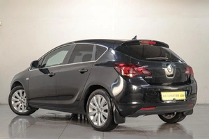 Хетчбэк Opel Astra 2012 года, 749000 рублей, Челябинск