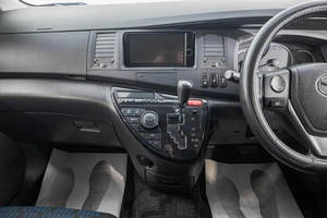 Минивэн Toyota Isis 2013 года, 1279000 рублей, Барнаул