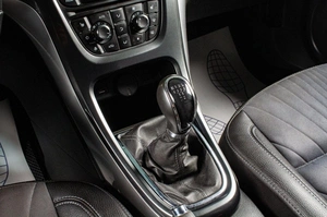 Седан Opel Astra 2014 года, 689000 рублей, Сургут