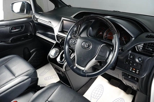 Минивэн Toyota Esquire 2017 года, 2399000 рублей, Тюмень