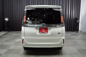 Минивэн Toyota Voxy 2015 года, 1797000 рублей, Красноярск