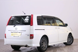 Минивэн Toyota Isis 2010 года, 1229000 рублей, Омск