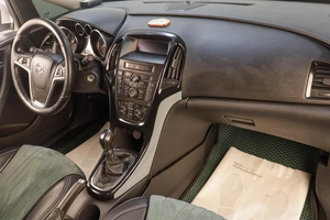 Седан Opel Astra 2012 года, 759000 рублей, Челябинск