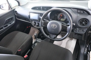 Хетчбэк Toyota Vitz 2019 года, 999000 рублей, Омск