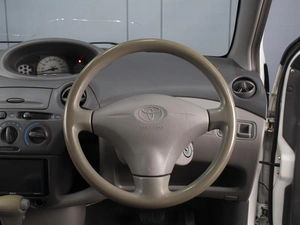 Седан Toyota Platz 2001 года, 295000 рублей, Омск