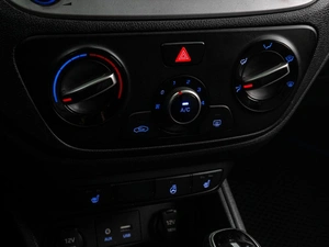 Седан Hyundai Solaris 2018 года, 1239000 рублей, Тюмень